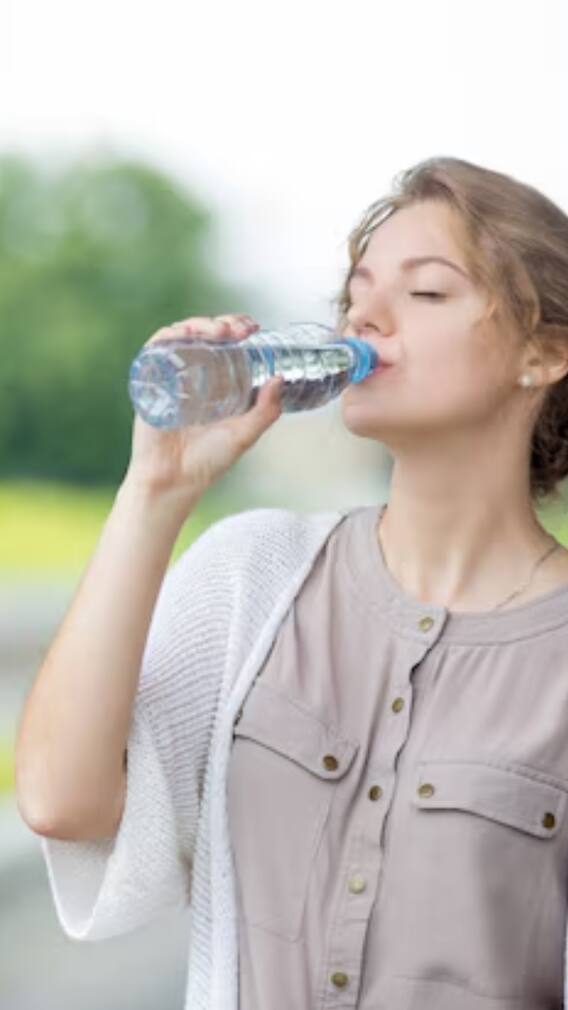 సమ్మర్​ హీట్​ని బీట్​ చేయడానికి రోజుకు ఎంత నీరు తాగాలో తెలుసా?