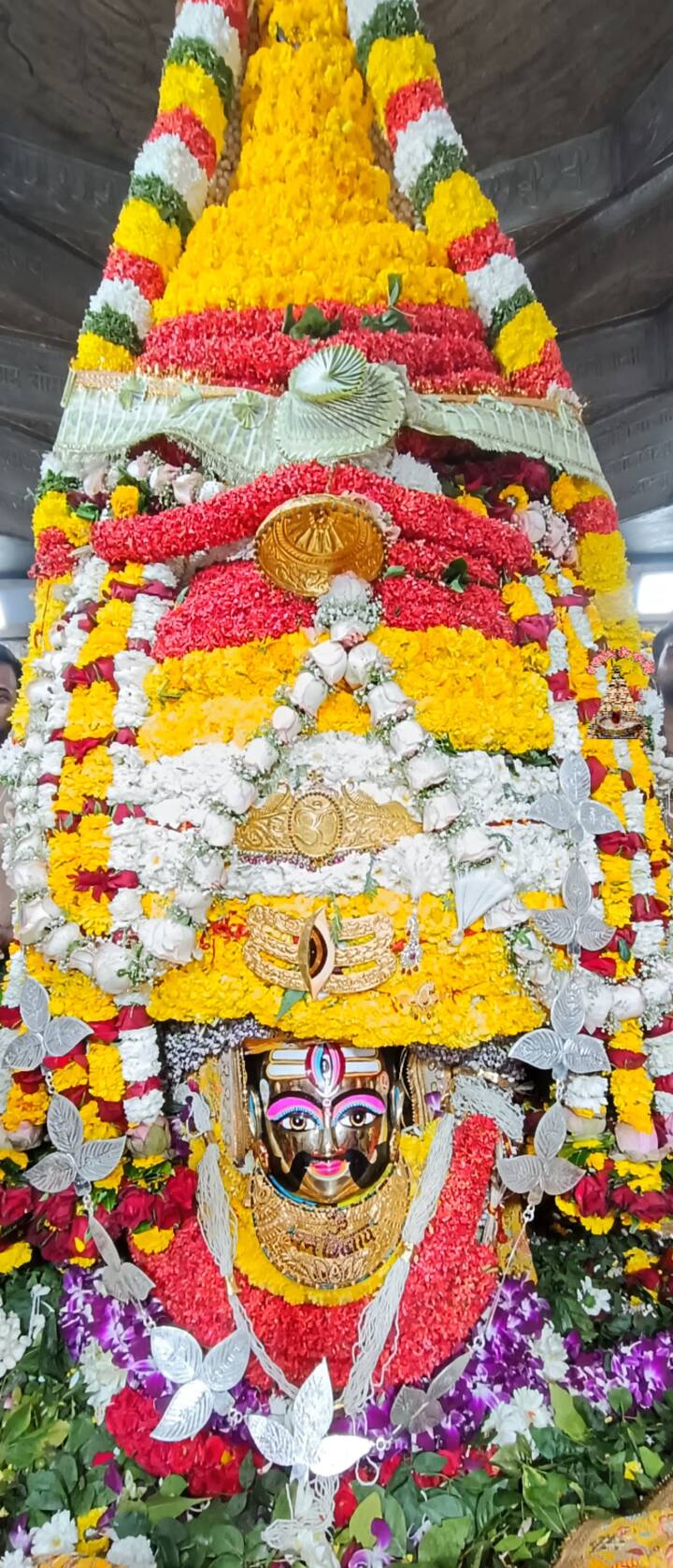 वैसे तो भगवान महाकालेश्वर के प्रतिदिन अलग-अलग शृंगार किए जाते हैं, लेकिन सेहरा सजाकर दूल्हे के रूप में भगवान वर्ष में एक बार ही दर्शन देते हैं.