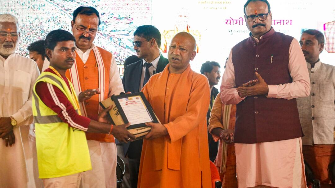 CM योगी से सम्मान पाकर गदगद हुए सफाई कर्मचारी, कहा- 'यह हमारे लिए गर्व की बात' Maha Kumbh 2025 Sanitation workers overjoyed to receive honor from CM Yogi Adityanath CM योगी से सम्मान पाकर गदगद हुए सफाई कर्मचारी, कहा- 'यह हमारे लिए गर्व की बात'