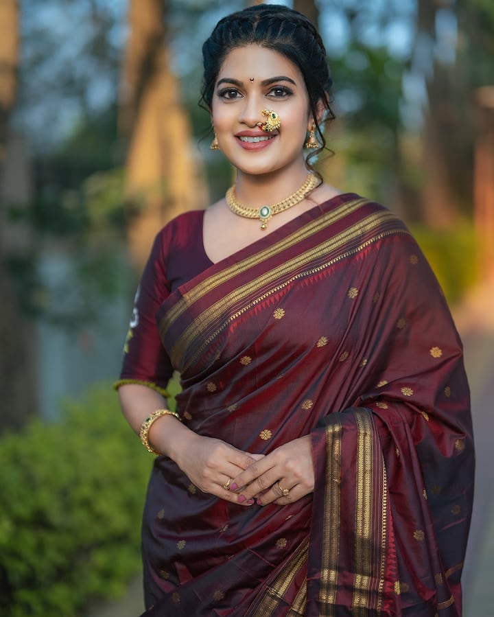 या फोटोशूटसाठी धनश्रीने गडद रंगाची नारायण पेठ पैठणी साडी नेसली होती.