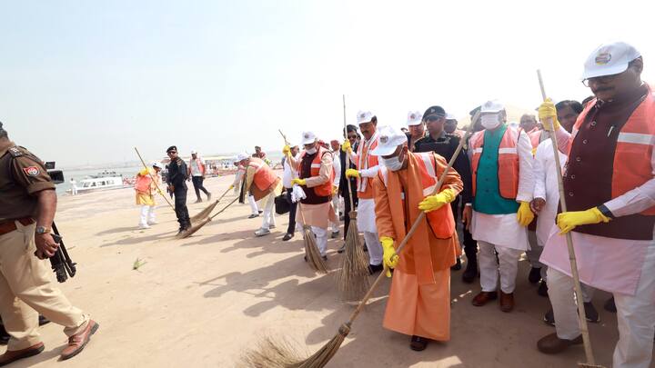 Prayagraj News: महाकुंभ 2025 आयोजन के समापन पर सीएम योगी ने मेला क्षेत्र में स्वच्छता बनाए रखने वाले सफाईकर्मी से लेकर नाविकों को सम्मानित किया. इस दौरान उन्होंने मंत्रियों संग भोजन भी किया.