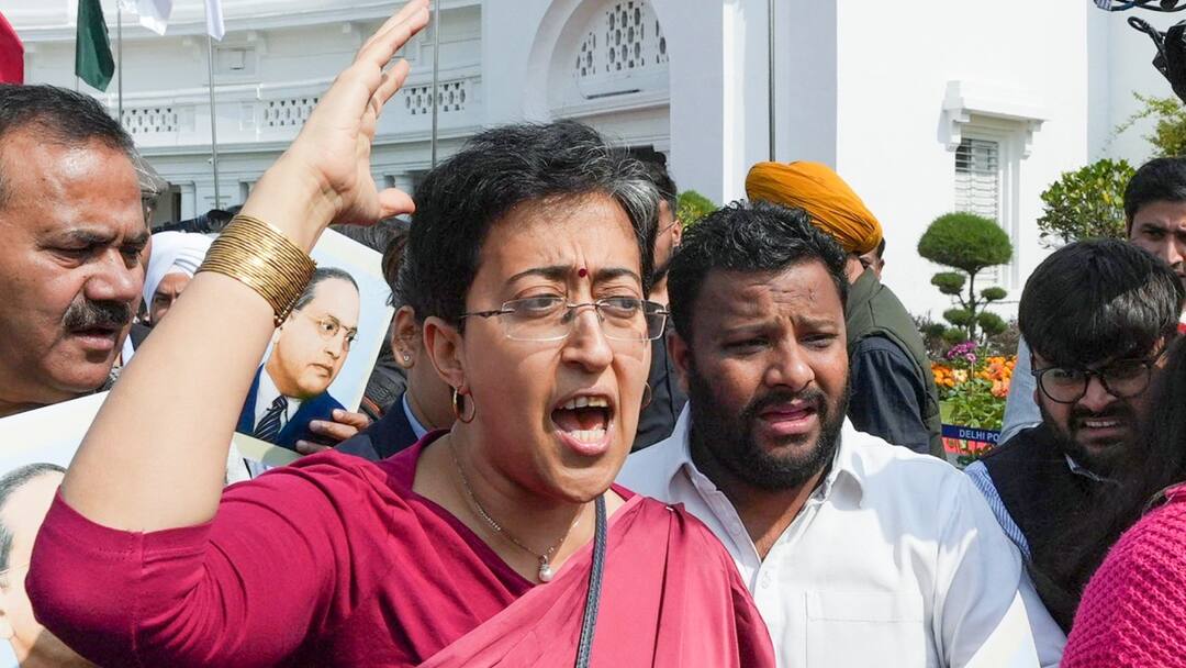 AAP MLA Stopped from Entering Delhi Assembly Atishi Blames BJP Rekha Gupta Government दिल्ली विधानसभा परिसर में AAP विधायकों की एंट्री पर रोक, आतिशी बोलीं- 'सारी हदें पार हो गईं'