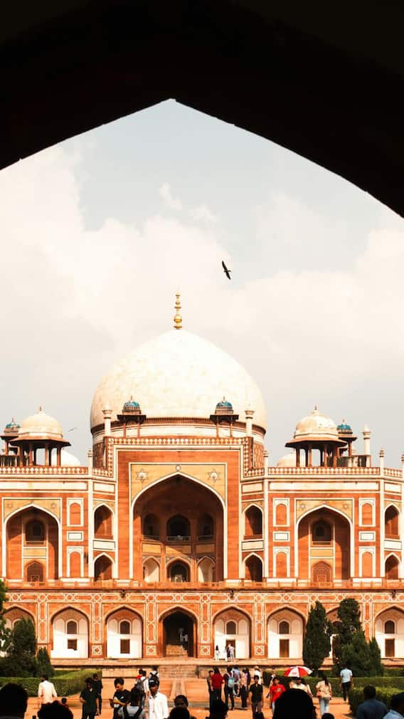 दिल्ली में हुमायूं का मकबरा किसने और कब बनवाया था?