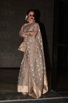 Dabba Cartel Screening: सिल्क साड़ी और आंखों पर चश्मा पहन पहुंचीं रेखा, दोस्त शबाना आजमी संग दिए पोज, देखें फोटोज