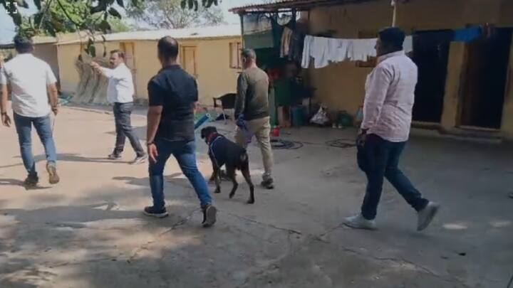 इतकंच नाही तर आरोपी याच परिसरातील शेतात लपवून बसला असण्याची ही शक्यता आहे. त्या दृष्टीने पोलिसांनी श्वान पथक बोलावले असून त्या मार्फत आरोपीचा शोध घेतला जातो आहे.