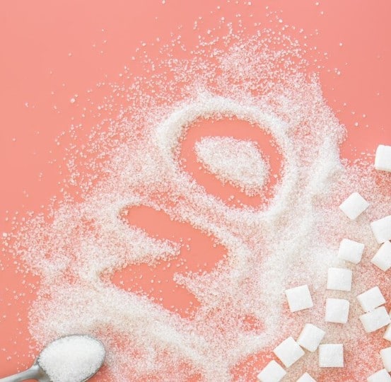 ਖੰਡ ਦਾ ਸੇਵਨ ਸਾਡੇ ਬਲੱਡ ਸ਼ੂਗਰ ਦੇ ਪੱਧਰ ਨੂੰ ਪ੍ਰਭਾਵਿਤ ਕਰਦਾ ਹੈ। ਜਦੋਂ ਅਸੀਂ ਜ਼ਿਆਦਾ ਖੰਡ ਵਾਲਾ ਭੋਜਨ ਖਾਂਦੇ ਹਾਂ, ਤਾਂ ਸਾਡਾ ਬਲੱਡ ਸ਼ੂਗਰ ਦਾ ਪੱਧਰ ਵਧ ਜਾਂਦਾ ਹੈ, ਜਿਸ ਨਾਲ ਸਾਡਾ ਸਰੀਰ ਉਹਨਾਂ ਨੂੰ ਨਿਯਮਤ ਕਰਨ ਲਈ ਇਨਸੁਲਿਨ ਪੈਦਾ ਕਰਦਾ ਹੈ।