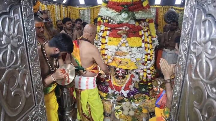 महाकालेश्वर मंदिर के पंडित राम पुजारी के अनुसार, साल भर में एक बार भगवान महाकाल का सेहरा सजाया जाता है. इसके दर्शन करने के लिए दूर-दूर से शिव भक्त उज्जैन पहुंचते हैं. महाकालेश्वर मंदिर में भगवान महाकाल के सेहरे की आरती की गई.