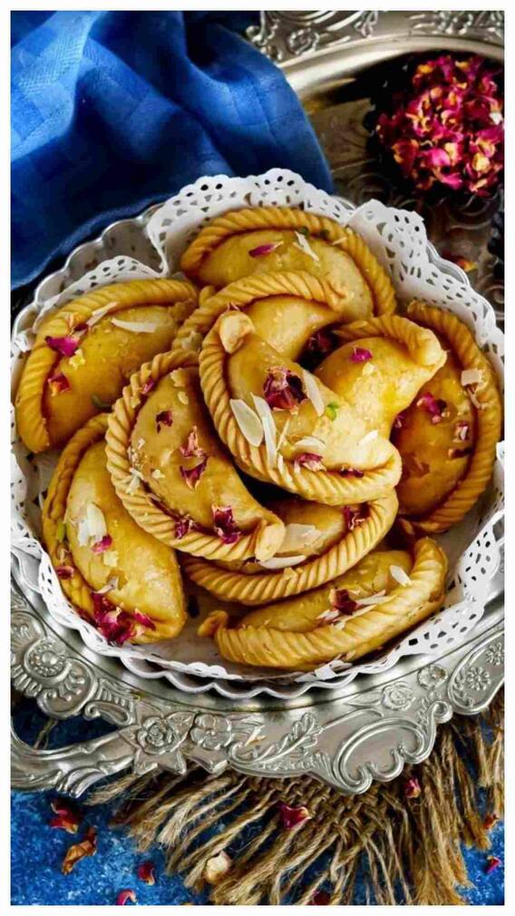 હોળીમાં શા માટે બનાવાય છે ગુજિયા