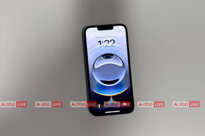 ਇਸ ਤੋਂ ਇਲਾਵਾ, ਇਸ ਵਿੱਚ 4-ਕੋਰ GPU ਅਤੇ 16-ਕੋਰ ਨਿਊਰਲ ਇੰਜਣ ਦਿੱਤਾ ਗਿਆ ਹੈ, ਜੋ ਮਸ਼ੀਨ ਲਰਨਿੰਗ ਅਧਾਰਤ ਕੰਮਾਂ ਨੂੰ ਤੇਜ਼ੀ ਨਾਲ ਪੂਰਾ ਕਰ ਸਕਦਾ ਹੈ। ਇਸ ਵਿੱਚ ਐਪਲ ਦੇ AI-ਅਧਾਰਤ ਵਿਸ਼ੇਸ਼ਤਾਵਾਂ (ਐਪਲ ਇੰਟੈਲੀਜੈਂਸ) ਵੀ ਸ਼ਾਮਲ ਹਨ। ਇਸ ਵਿੱਚ Genmoji, Writing Tools ਅਤੇ ChatGPT ਇੰਟੀਗ੍ਰੇਸ਼ਨ ਵਰਗੇ ਫੀਚਰਸ ਦਿੱਤੇ ਗਏ ਹਨ।