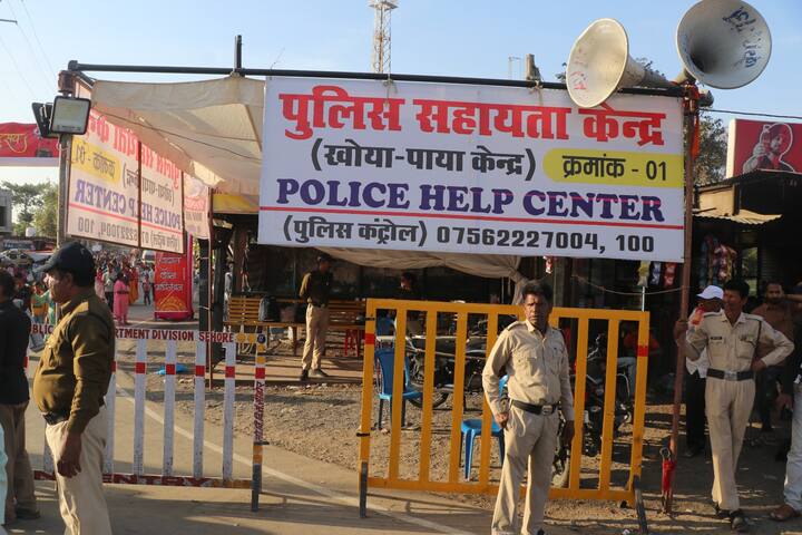 कुंबरेश्वर धाम में आने वाले श्रद्धालुओं के लिए खोया पाया केंद्र, हेल्प डेस्क सहित अलग-अलग प्रकार के आवश्यक इंतजाम किए गए हैं.