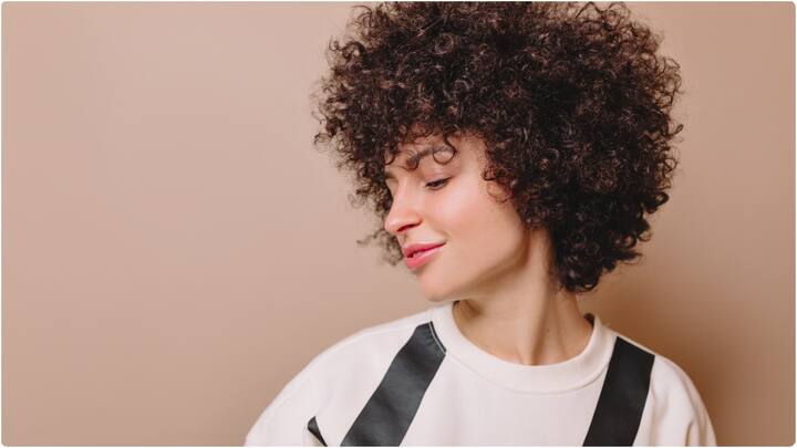 హీట్ ట్రీట్మెంట్ కంటే.. సహజమైన కర్ల్స్ సెట్టింగ్స్​ని ఉపయోగిస్తే మంచి ఫలితాలుంటాయి. హీట్ స్టైలింగ్ పరికరాలను ఉపయోగించకపోవడమే మంచిది. (Image Source : Freepik)