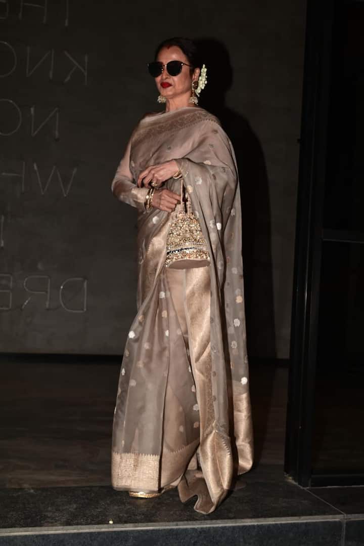 इस फुल देसी नारी लुक के साथ रेखा ने काले रंग का चश्मा भी पहना, इसने उनके लुक को स्टाइलिश टच दिया.स्