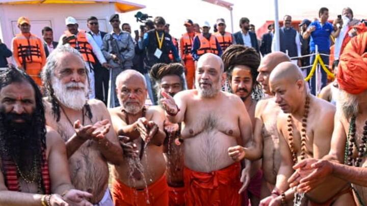 महाकुंभ में गृहमंत्री अमित शाह भी स्नान के लिए पहुंचे. गृहमंत्री ने अपनी पत्नी और परिवार के साथ कुंभ में डुबकी लगाई.