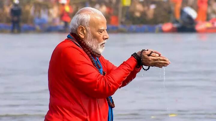 प्रधानमंत्री नरेंद्र मोदी पांच फरवरी को संगम नगरी प्रयागराज पहुंचे और महाकुंभ में आस्था की डुबकी लगाईं.