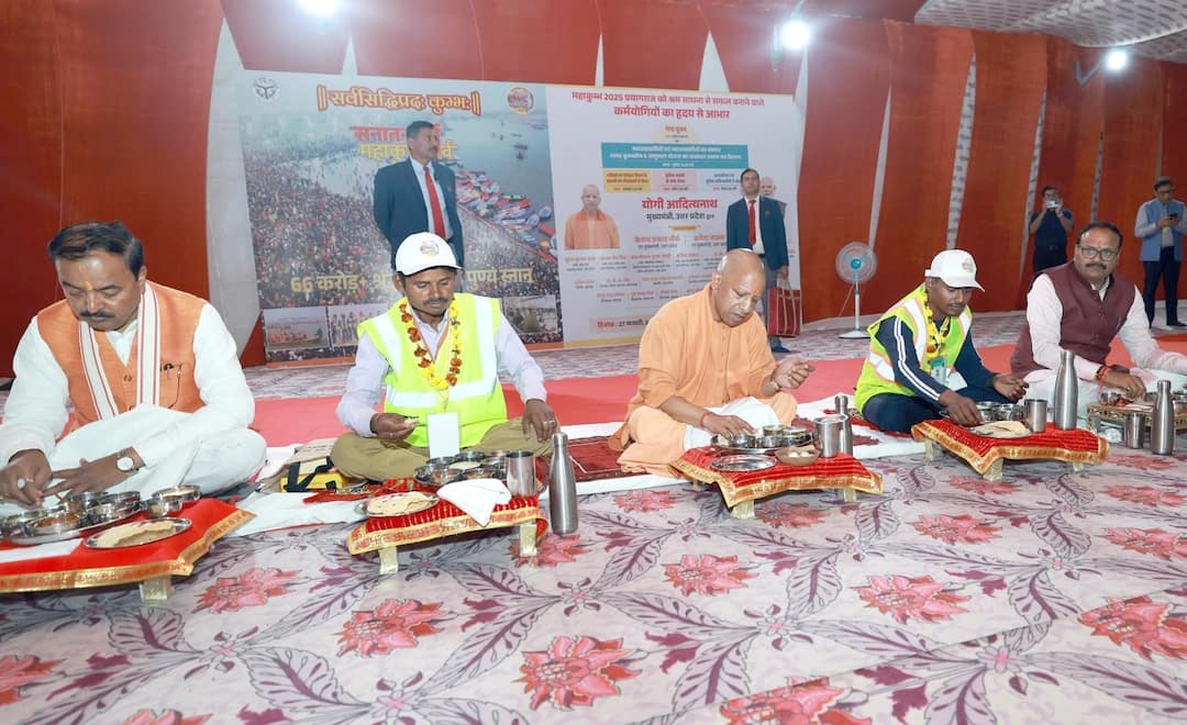 CM Yogi, UP Ministers Share Lunch With Sanitation Workers — WATCH Uttar Pradesh CM Yogi Adityanath express gratitude to boat operators and transport department for their services during Maha Kumbh CM Yogi, UP Ministers Share Lunch With Sanitation Workers — WATCH