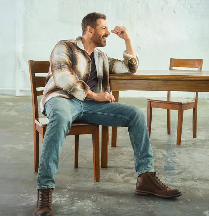 एक सफल मॉडलिंग करियर के बाद, जॉन अब्राहम जैज़ी बी के पंजाबी सॉन्ग सूरमा सहित कई म्यूजिक वीडियो में दिखाई दिए. फिर उन्होंने एक मीडिया प्लानर के रूप में काम किया और 1999 की ग्लैडरैग्स मैनहंट प्रतियोगिता जीती. इसके बाद उन्होंने जिस्म से बॉलीवुड में डेब्यू किया था. ये फिल्म सुपरहिट रही थी.