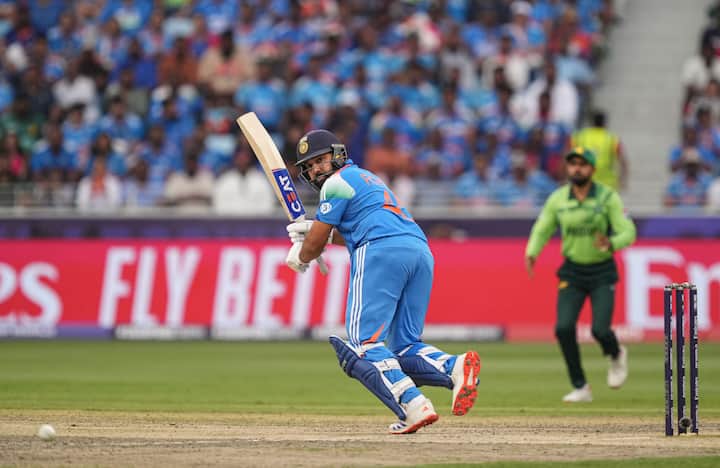 चैंपियंस ट्रॉफी 2025 के भारत-पाकिस्तान मैच के दौरान कप्तान रोहित शर्मा की मांसपेंशियों में खिचाव आ गया था. इसके बाद रोहित ने बताया था कि वे अब ठीक हैं. लेकिन रिपोर्ट्स की मानें तो वो अब भी पूरी तरह से फिट नहीं हुए हैं.