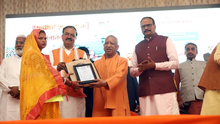 सीएम योगी ने सफाई कर्मी को सम्मानित करते हुए कहा कि, महाकुंभ 2025 में सफाई कर्मियों का काम सराहनीय रहा. कुंभ क्षेत्र को साफ रखने में इनकी भूमिका अहम रही.