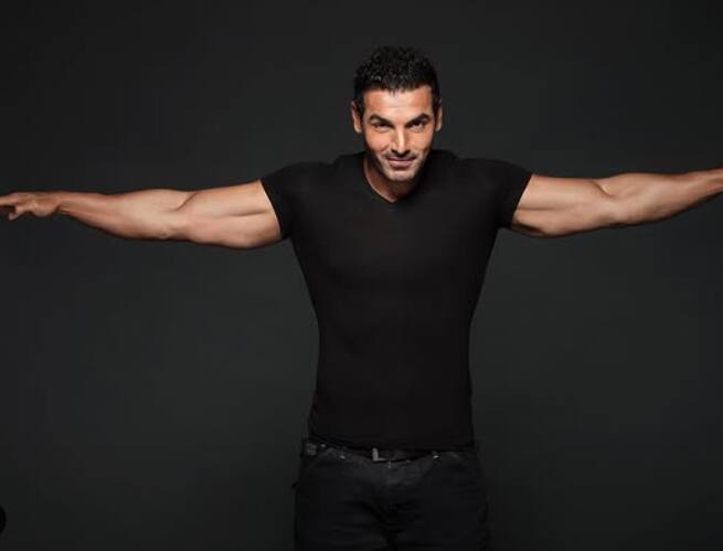 हालांकि अच्छी शुरुआत करने के बाद, जॉन ने कई असफल फ़िल्में कीं और क्रिटिक्स ने ने उन्हें 'खत्म' का लेबल दे दिया था.