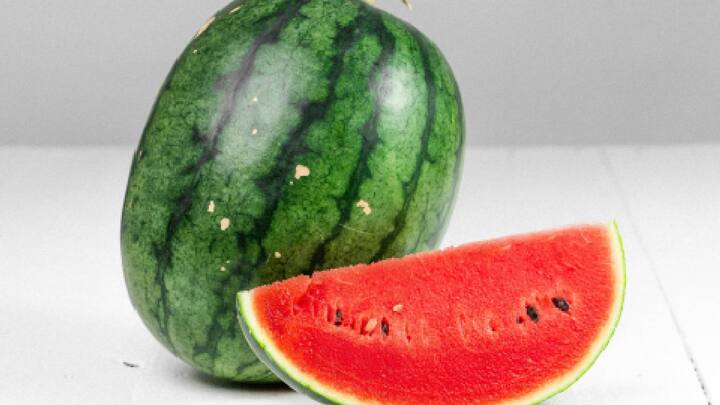 कलिंगड हे एक फळ आहे जे सर्वांना खायला आवडते, परंतु लोकांना त्याचे फायदे माहित नाहीत.