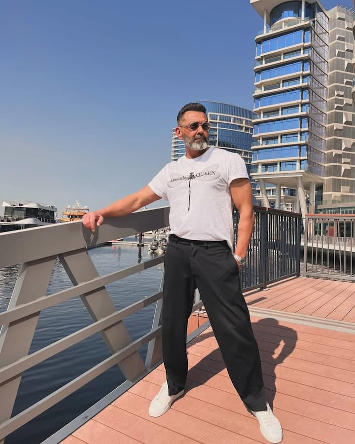 बॉबी देओल की नेटवर्थ की बात करें तो ये करीब 67 करोड़ रुपये बताई जाती है. रिपोर्ट्स के मुताबिक बॉबी हर फिल्म के लिए 4 से 6 करोड़ रुपये तक की फीस लेते हैं.
