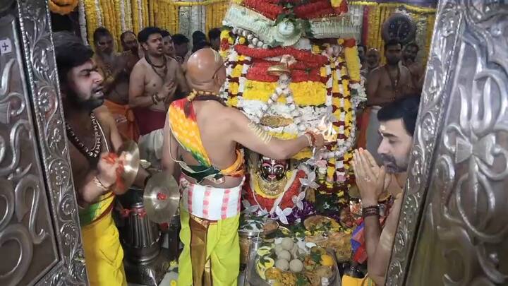 महाशिवरात्रि के अगले दिन ब्रह्म मुहूर्त में भस्म आरती नहीं होती, बल्कि भगवान दूल्हे के रूप में सभी को दर्शन देते हैं और ब्रह्म मुहूर्त में होने वाली भस्म आरती दोपहर 12:00 बजे होती है.