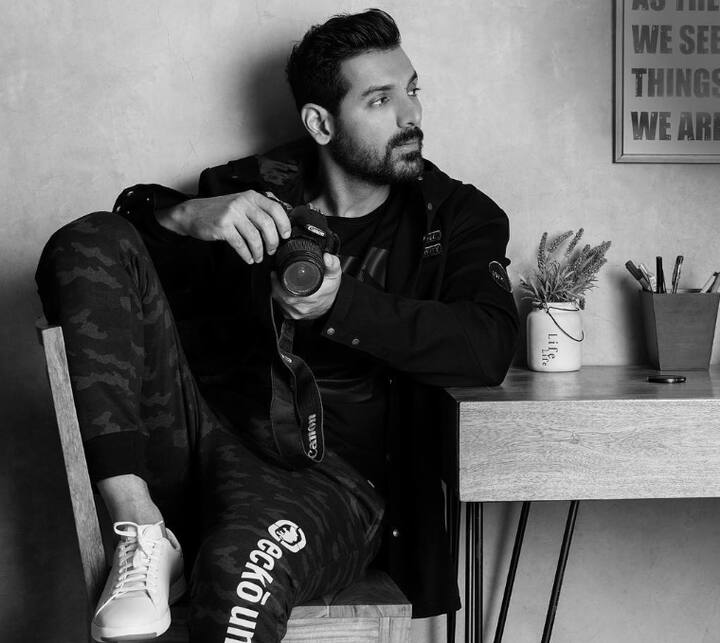 हालांकि, अभिनेता को उनकी फिल्म धूम से खूब पॉपुलैरिटी मिली थी और फिर उन्होंने गरम मसाला, टैक्सी नंबर 9211 और दोस्ताना जैसी कई कॉमेडी फिल्मों में एक्टिंग की थी. बाद में, जॉन अब्राहम ने रेस 2 और शूटआउट एट वडाला और मद्रास कैफे जैसी फिल्मों से खुद की एक एक्शन हीरो की इमेज बना ली. हालाँकि, उनकी फिल्म वेलकम बैक के बाद, अभिनेता के पास 4 साल तक कोई काम नहीं था.