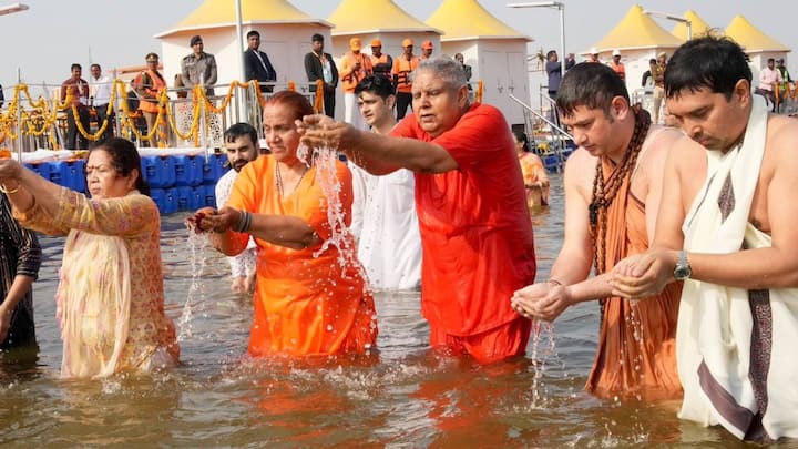 उपराष्ट्रपति जगदीप धनखड़ ने अपनी पत्नी और परिवार के साथ संगम तट पर महाकुंभ में डुबकी लगाई.