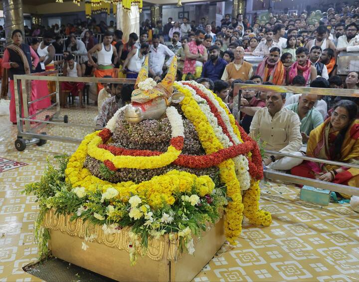 ऐसी मान्यता है कि दूल्हे स्वरूप के दर्शन करने से भक्तों की सभी मनोकामनाएं पूरी होती हैं. महाकालेश्वर मंदिर के महेश पुजारी ने बताया कि भगवान महाकाल के सेहरे की सजावट के लिए पंडित और पुरोहितों द्वारा कई घंटे तक मेहनत की जाती है.