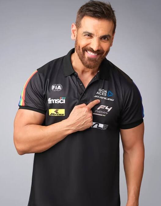 हम जिस एक्टर की बात कर रहे हैं वो कोई और नहीं जॉन अब्राहम हैं. जॉन अब्राहम ने अपने करियर की शुरुआत एक मॉडल के रूप में की थी, उनकी पहली सैलरी 6500 रुपये थी. एक इंटरव्यू में उनसे पूछा गया था कि उन्होंने अपनी पहली सैलरी कैसे खर्च की थी तो जॉन ने बताया था, 