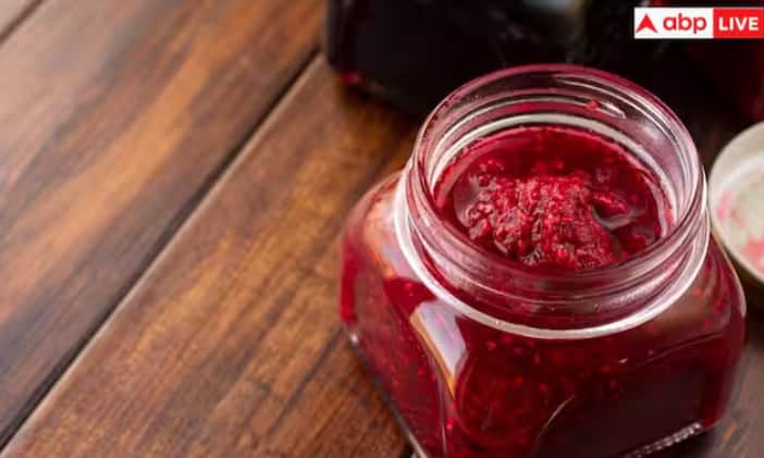 ਬੱਚਿਆਂ ਲਈ ਚੁਕੰਦਰ ਤੋਂ ਸੁਆਦਿਸ਼ਟ ਸ਼ੂਗਰ-ਫ੍ਰੀ ਜੈਮ ਬਣਾਓ। ਬੱਚਿਆਂ ਨੂੰ ਜੈਮ ਬਹੁਤ ਪਸੰਦ ਹੁੰਦੀ ਹੈ। ਰੋਟੀ ਹੋਵੇ ਜਾਂ ਬ੍ਰੈਡ ਉਹ ਦੋਹਾਂ ਚੀਜ਼ਾਂ ਨੂੰ ਜੈਮ ਨਾਲ ਖਾਣਾ ਬਹੁਤ ਪਸੰਦ ਕਰਦੇ ਹਨ। ਤੁਸੀਂ ਘਰ ਵਿੱਚ ਆਸਾਨੀ ਨਾਲ ਹੈਲਥੀ ਅਤੇ ਸੁਆਦਿਸ਼ਟ ਜੈਮ ਤਿਆਰ ਕਰ ਸਕਦੇ ਹੋ ਜੋ ਤੁਹਾਡੇ ਬੱਚਿਆਂ ਲਈ ਇੱਕ ਵਧੀਆ ਆਪਸ਼ਨ ਹੋਵੇਗਾ। ਤੁਸੀਂ ਘਰ ਵਿੱਚ ਆਸਾਨੀ ਨਾਲ ਹੈਲਥੀ ਅਤੇ ਸੁਆਦਿਸ਼ਟ ਜੈਮ ਤਿਆਰ ਕਰ ਸਕਦੇ ਹੋ, ਜੋ ਤੁਹਾਡੇ ਬੱਚਿਆਂ ਲਈ ਇੱਕ ਵਧੀਆ ਆਪਸ਼ਨ ਹੋਵੇਗਾ। ਚੁਕੰਦਰ ਤੋਂ ਬਣਿਆ ਇਹ ਜੈਮ ਆਰਟੀਫੀਸ਼ੀਅਲ ਸ਼ੂਗਰ ਤੋਂ ਮੁਕਤ ਹੋਵੇਗਾ ਅਤੇ ਚੁਕੰਦਰ ਵਿੱਚ ਮੌਜੂਦ ਪੌਸ਼ਟਿਕ ਤੱਤਾਂ ਨਾਲ ਭਰਪੂਰ ਹੋਵੇਗਾ। ਆਓ ਤੁਹਾਨੂੰ ਦੱਸਦੇ ਹਾਂ ਕਿ ਅਸੀਂ ਘਰ ਵਿੱਚ ਕਿਵੇਂ ਜੈਮ ਤਿਆਰ ਕਰ ਸਕਦੇ ਹਾਂ।