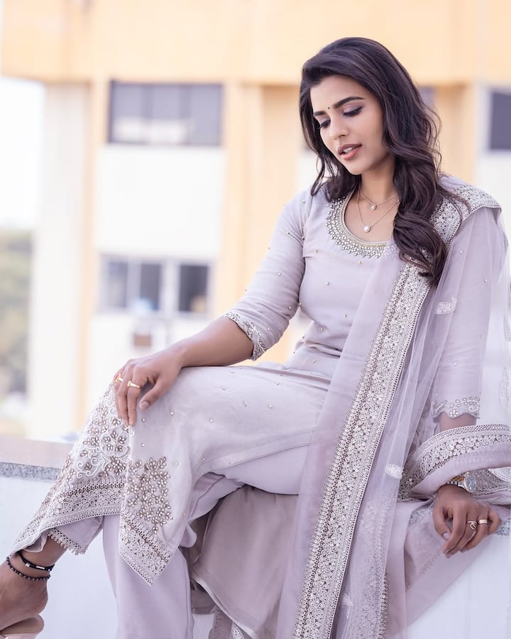 ఆమూవీ సక్సెస్ జోష్ లో ఉన్న ఐశ్వర్య..సోషల్ మీడియాలో వరుస ఫొటో షూట్స్ తో ఫ్యాన్స్ ని మెస్మరైజ్ చేస్తోంది