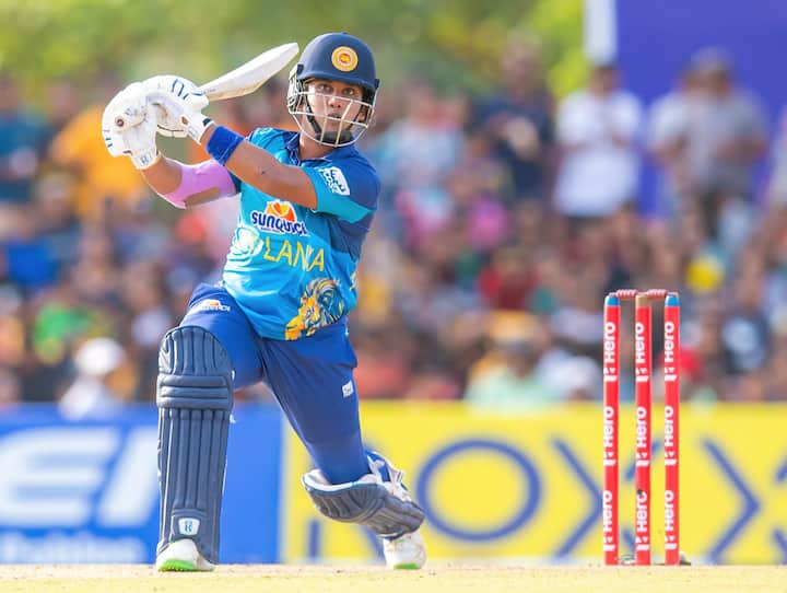 चमारी अट्टापट्टू WPL 2025 में यूपी वॉरियर्स टीम का हिस्सा थीं. लेकिन अब वो टीम छोड़कर वापस अपने देश श्रीलंका के लिए खेलने जा रही हैं. यूपी ने उनकी जगह ऑस्ट्रेलिया की युवा बल्लेबाज जॉर्जिया वोल को टीम में शामिल किया है.