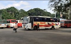 Swargate Bus Stand : पोलिसांच्या नाकावर टिच्चून चोरी, स्वारगेटमध्ये बाथरुमला जाण्यासाठी महिला कंडक्टर खाली उतरली अन्... पुण्यात चाललंय तरी काय?