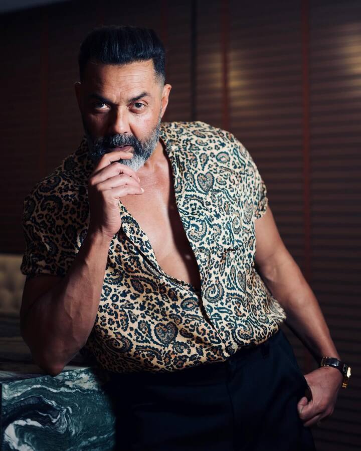 बॉबी देओल को गाड़ियों का भी शौक है. उनके कार कलेक्शन में कई महंगी गाड़ियां भी मौजूद हैं. बॉबी के पास रेंज रोवर स्पोर्ट, लैंड रोवर फ्रीलैंडर, रेंज रोवर वोग और मर्सिडीज-बेंज एस-क्लास जैसी शानदार गाड़िया हैं.