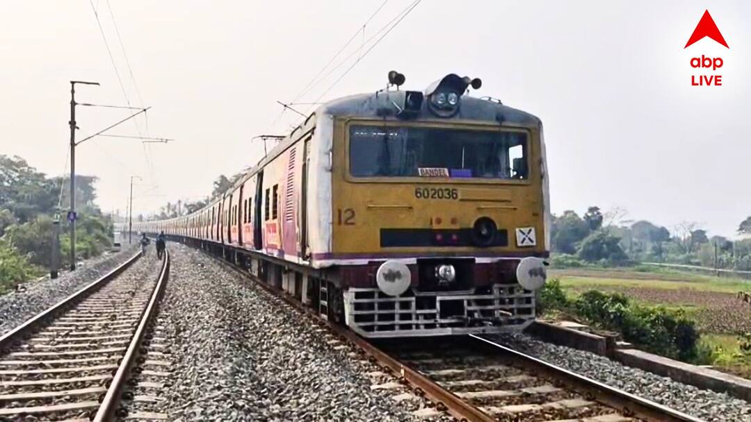 Howrah Train News: ব্যস্ত সময়ে রেল-বিভ্রাট হাওড়া লাইনে? একাধিক স্টেশনে দাঁড়িয়ে গেল ট্রেন! Howrah Bandel Katwa rail line overhead cables torn train service stopped Howrah Train News: ব্যস্ত সময়ে রেল-বিভ্রাট হাওড়া লাইনে? একাধিক স্টেশনে দাঁড়িয়ে গেল ট্রেন!