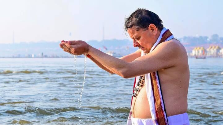 उत्तराखंड के मुख्यमंत्री पुष्कर सिंह धामी ने भी महाकुंभ में डुबकी लगाई, वो अपने परिवार के साथ यहां पहुंचे.