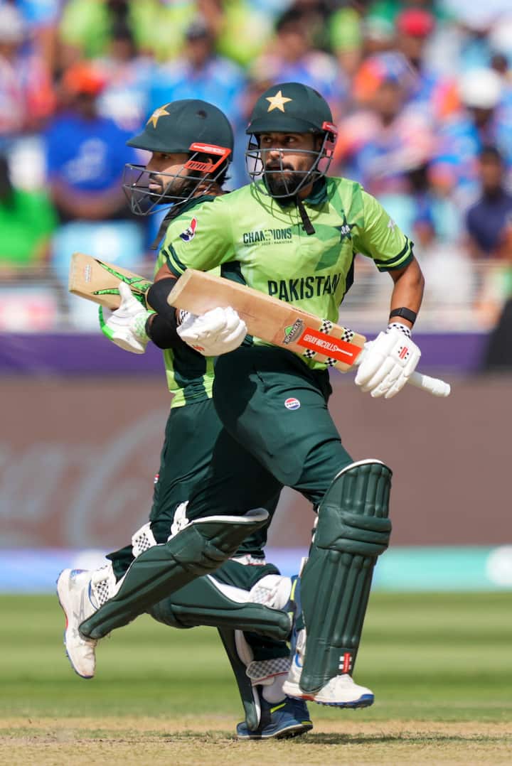 चैंपियंस ट्रॉफी में गुरुवार को पाकिस्तान और बांग्लादेश के बीच मैच खेला जाना था. लेकिन बारिश के कारण मैच रद्द हो गया. इस दौरान पूर्व पाकिस्तानी खिलाड़ी वसीम अकरम ने एक बार फिर टीम को खरी खोटी सुनाई है.