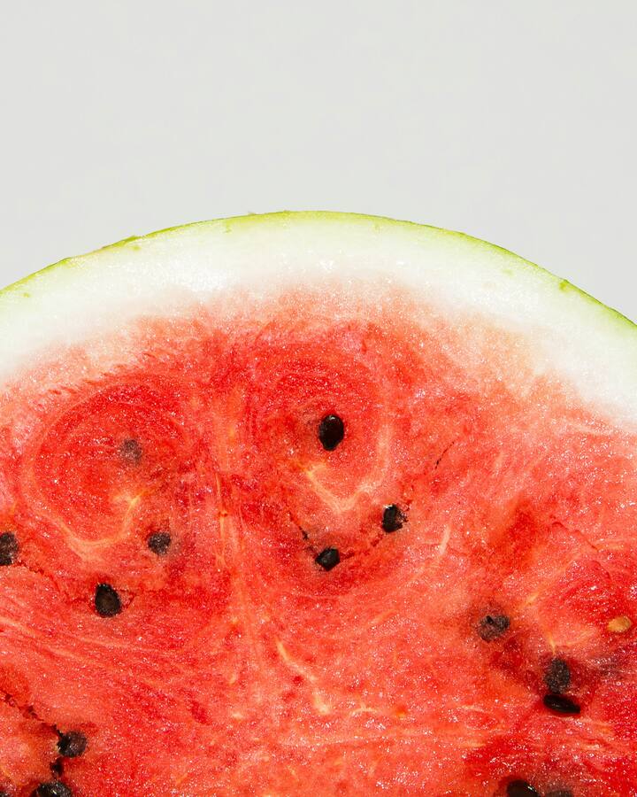 कलिंगड हे एक फळ आहे ज्यामध्ये 92% पाणी असते.