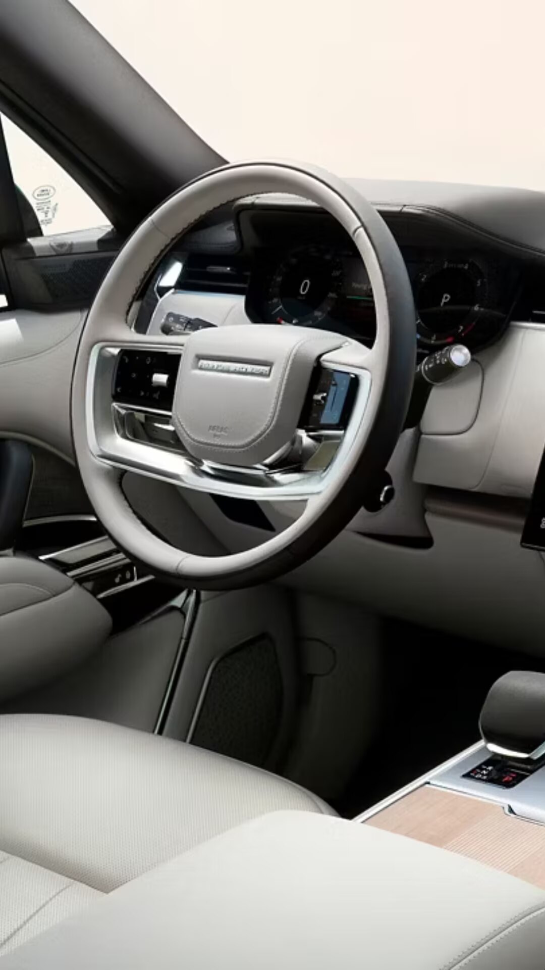 सबसे महंगी रेंज रोवर कार की बात करें तो यह Range Rover SV Carmel Edition है.