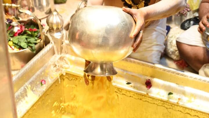 प्राचीन परंपरा और मान्यता के तहत धर्मानगरी काशी में बाबा विश्वनाथ को अबीर गुलाल चढ़ने के बाद से ही रंगोत्सव पर्व शुरू हो जाता है.