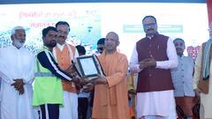 सफाईकर्मियों के साथ CM योगी का लंच, मुख्यमंत्री ने संगम पर लगाई झाड़ू, देखें तस्वीरें