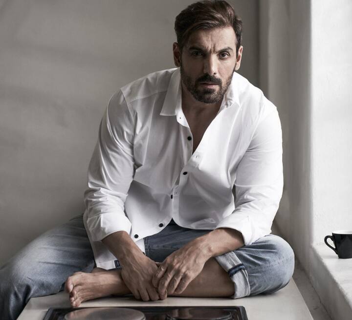 धूम में जॉन ने विलेन कबीर का किरदार निभाया था और अपनी शानदार परफॉर्मेंस से धूम फ्रेंचाइजी में एक बेंचमार्क सेट किया. जॉन फिल्म की सफलता के साथ एक स्टार बन गए थे.