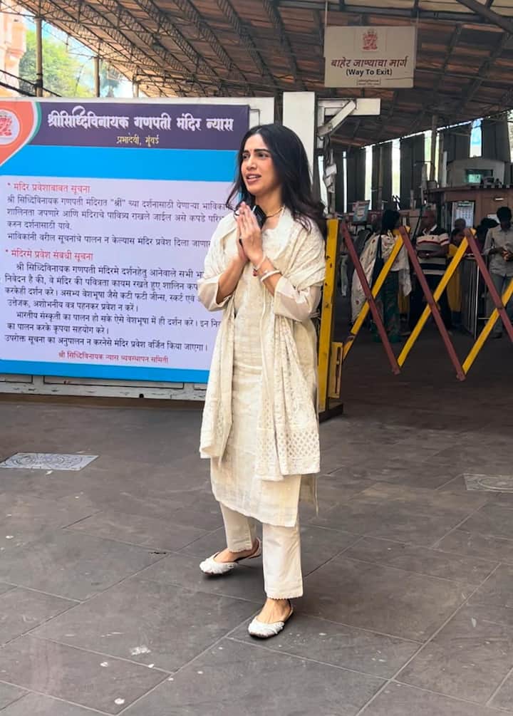 भूमि पेडनेकर को आज पैपराजी ने मुंबई के सिद्धिविनायक मंदिर में स्पॉट किया. जहां वो एकदम सिंपल लुक में नजर आई.