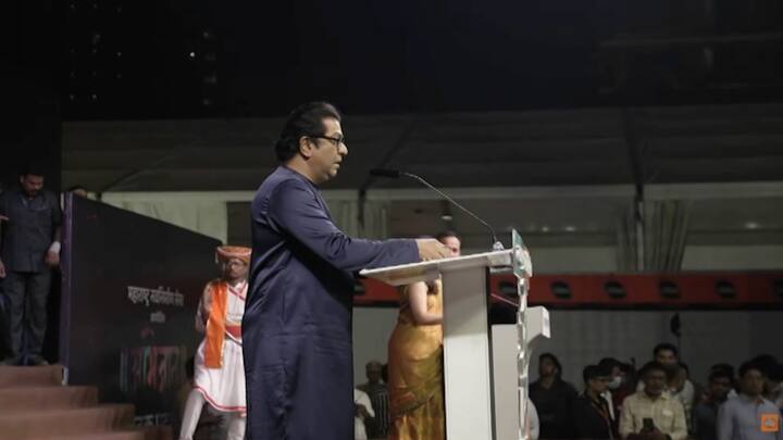 यावेळी राज ठाकरे यांनी 'कोण तू रे कोण तू?' या कवितेचं वाचन केलं.