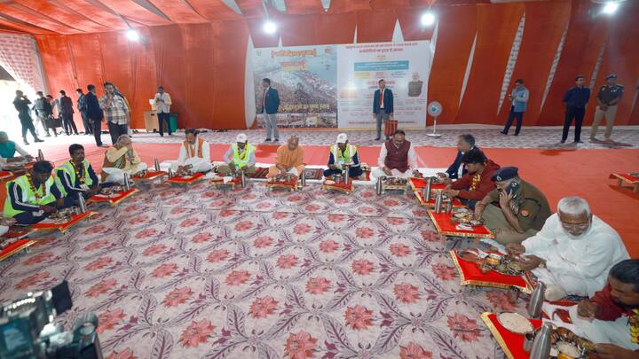 सहभोज के कार्यक्रम में सीएम योगी संग, प्रदेश के उपमुख्यमंत्री ब्रजेश पाठक, उत्तर प्रदेश के डीजीपी प्रशांत कुमार सहित कैबिनेट के मंत्रीगण मौजूद रहे.