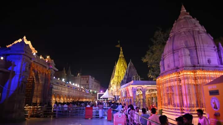 महाशिवरात्रि के पर्व पर श्री काशी विश्वनाथ धाम में रात 12:00 बजे तक 9.7 लाख से अधिक श्रद्धालु दर्शन पूजन करने के लिए पहुंचे.