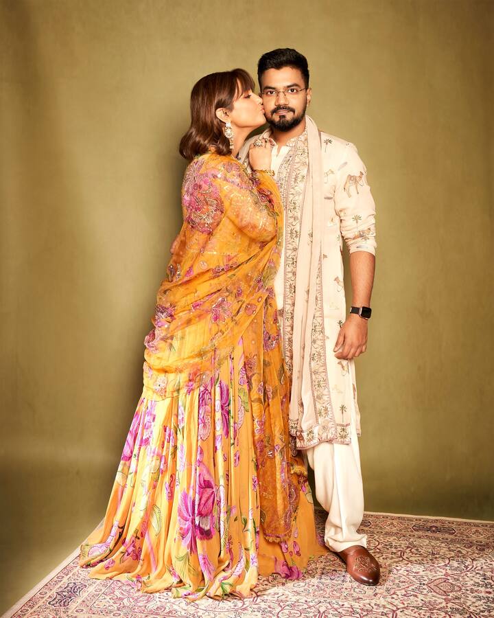 हिनाने या फोटोशूटमध्ये पिवळ्या रंगाचा अनारकली ड्रेस घातला आहे.