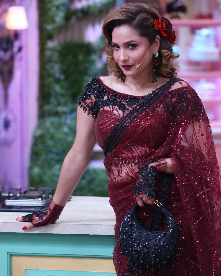 ज्यात ती लाल साडीमध्ये खूपच सुंदर दिसत आहे, तिने केसात मळलेलं गुलाब तिच्या लूकच जास्त खुलवत आहे.