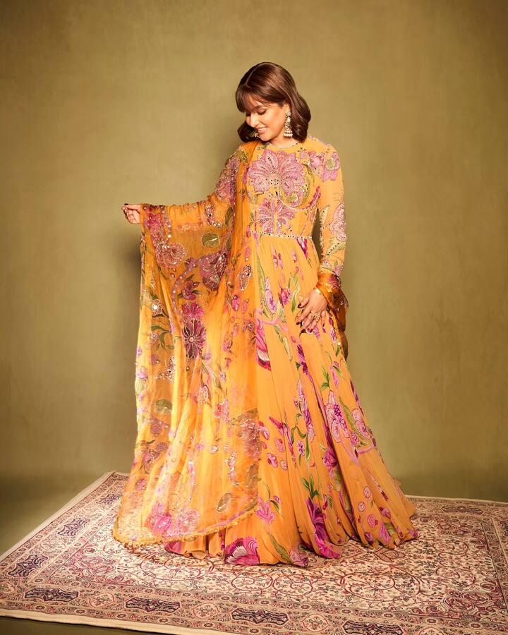 तिचा हा लूक चाहत्यांच्या पसंतीस उतरत आहे.